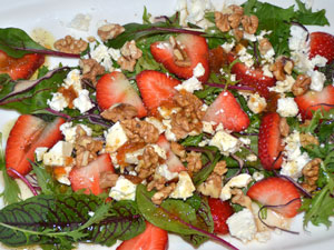.. salat mit erdbeeren, feta und walnssen