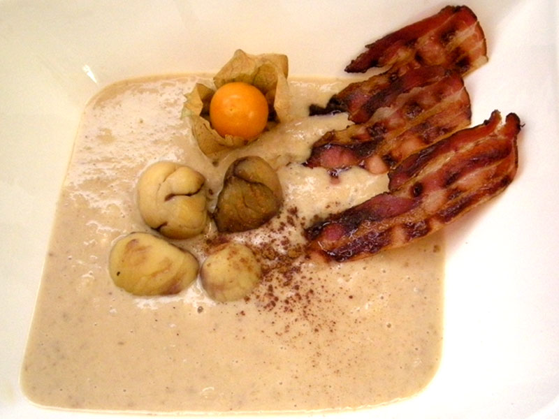 .. maronicremesuppe mit gebratenem speck