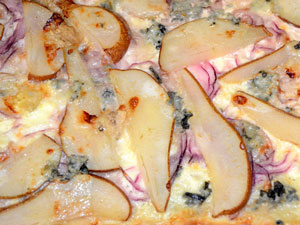 .. flammkuchen mit roten zwiebeln, birne und gorgonzola