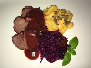 .. wildschweinbraten mit getrffeltem erdpfelstampf und rotkraut mit maroni