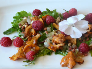.. salat mit eierschwammerl und himbeeren